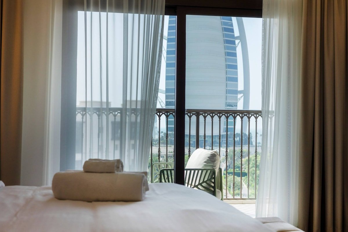 Luxurious 3br Apt Offering Full Burj Al Arab Views gallery image