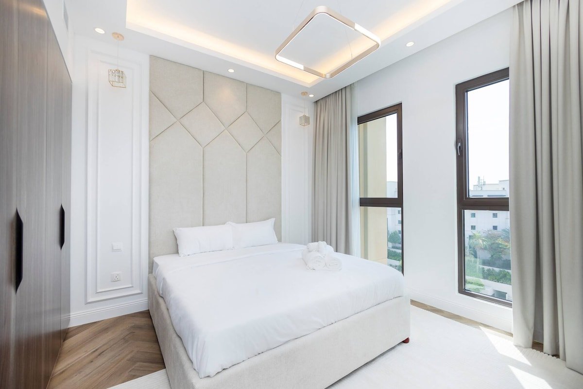 Luxurious 3br Apt Offering Full Burj Al Arab Views full screen image