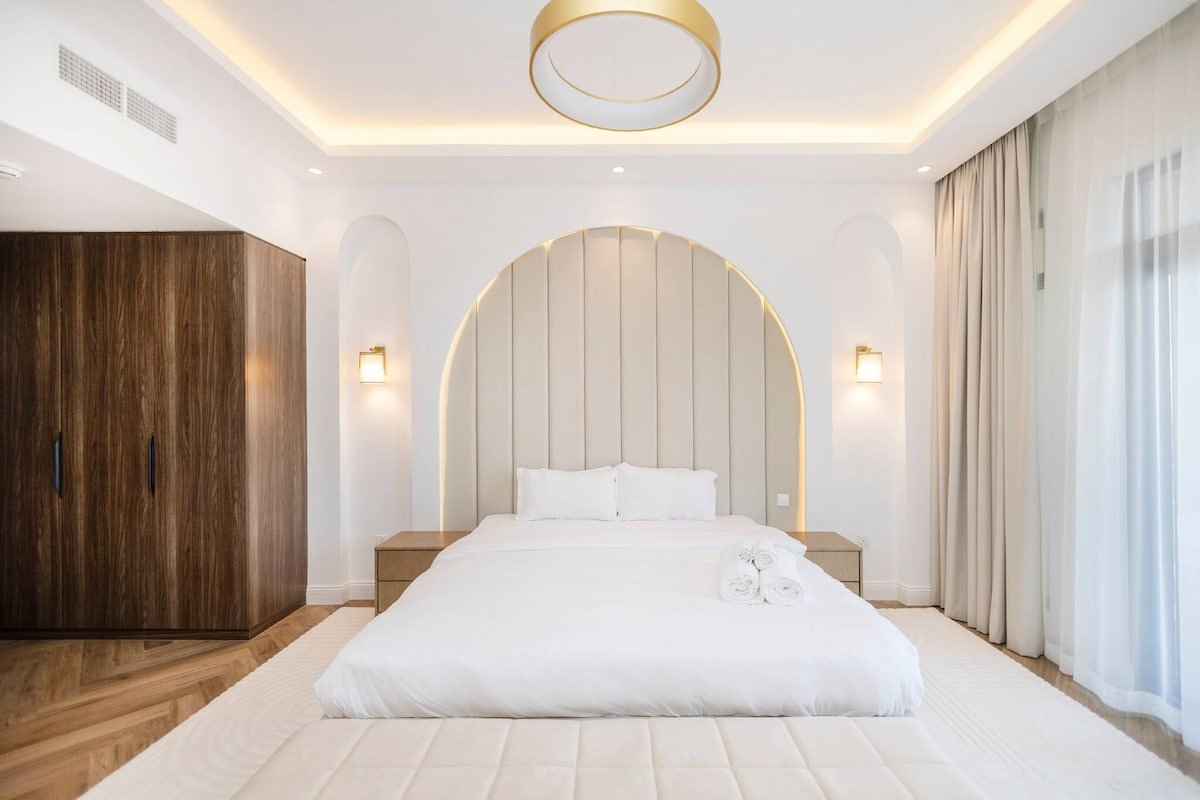 Luxurious 3br Apt Offering Full Burj Al Arab Views full screen image