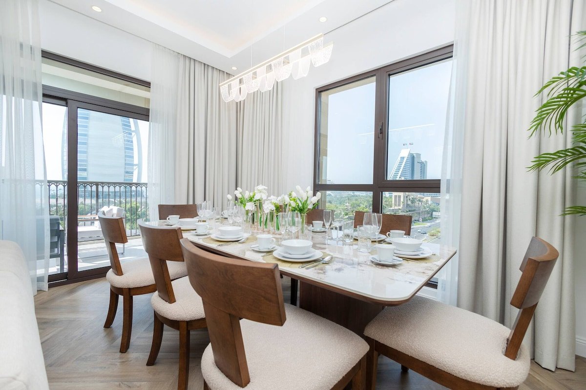 Luxurious 3br Apt Offering Full Burj Al Arab Views gallery image